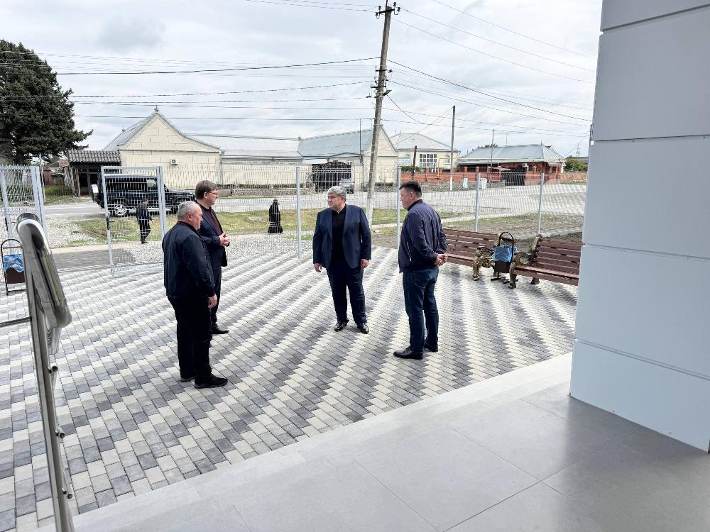Казбек Коков осмотрел новую амбулаторию в Дейском