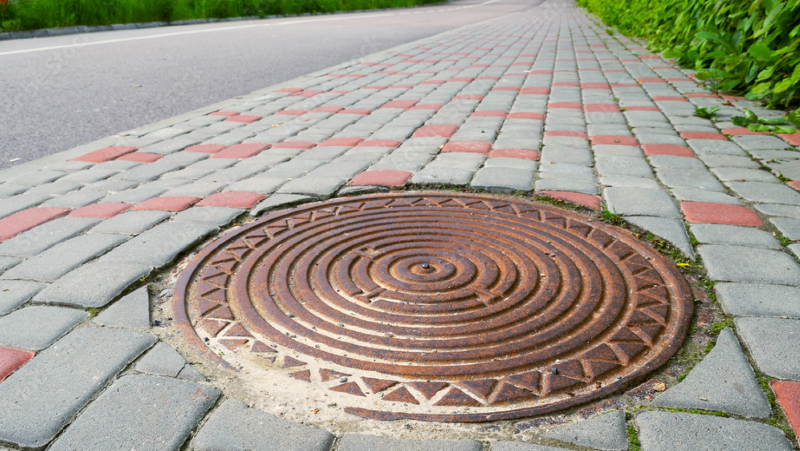 На улицах Нарткалы восстанавливают крышки люков  