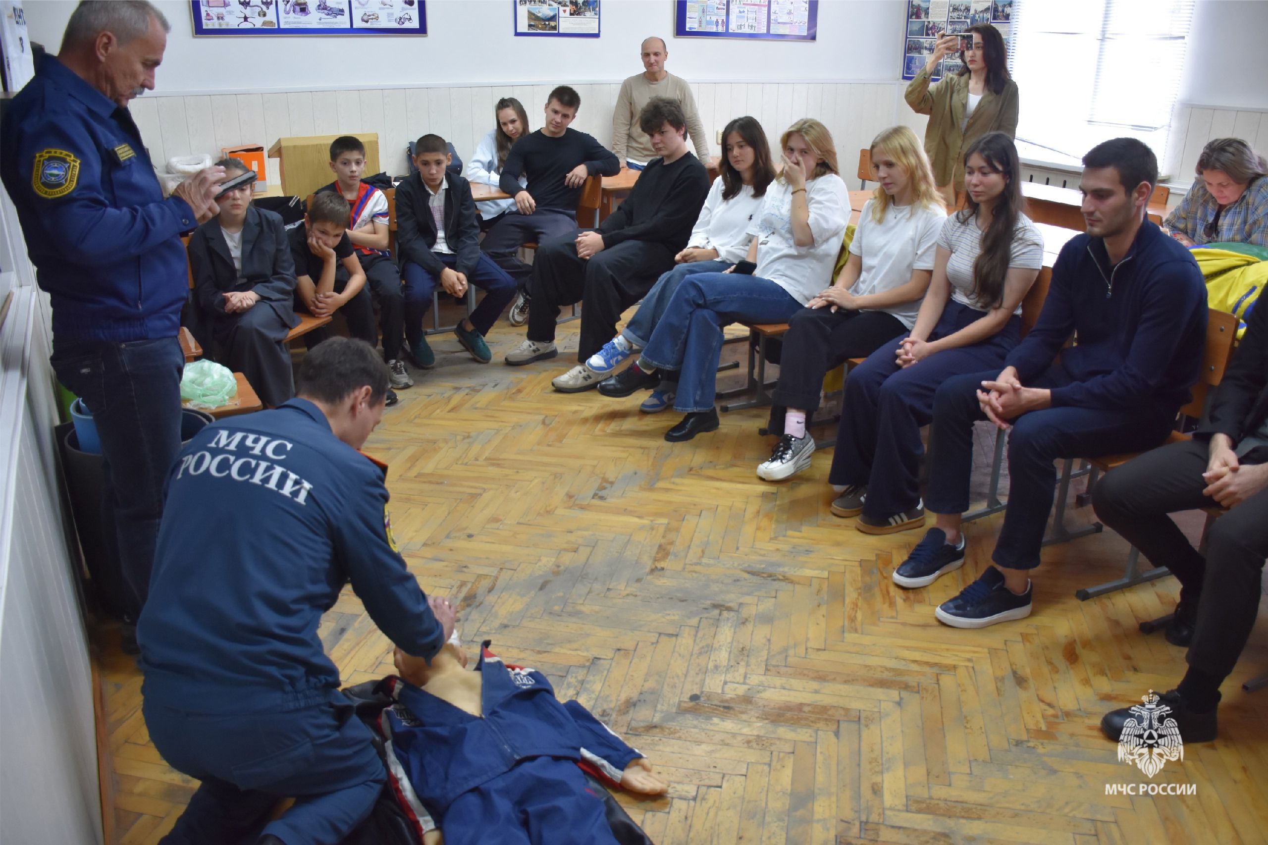 МЧС обучает школьников навыкам первой помощи