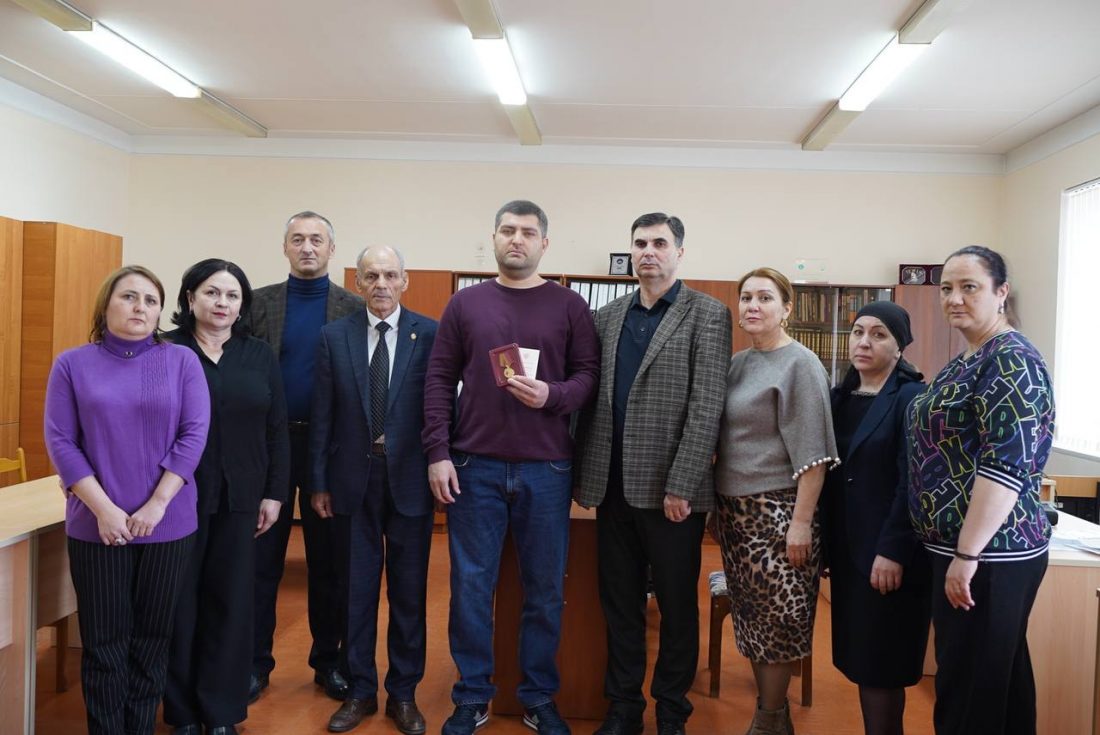 В КБГУ вручили юбилейную медаль Тамаре Куашевой