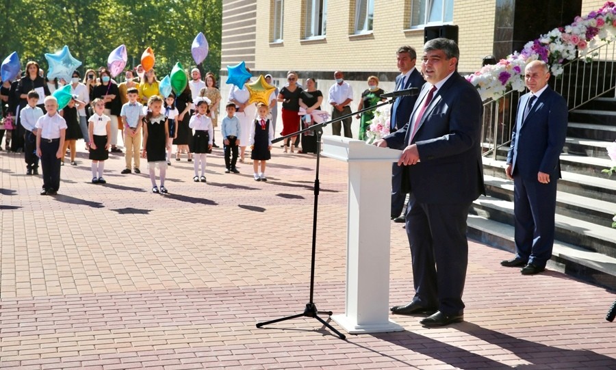 Глава КБР посетил торжественную линейку в новой  школе Нальчика