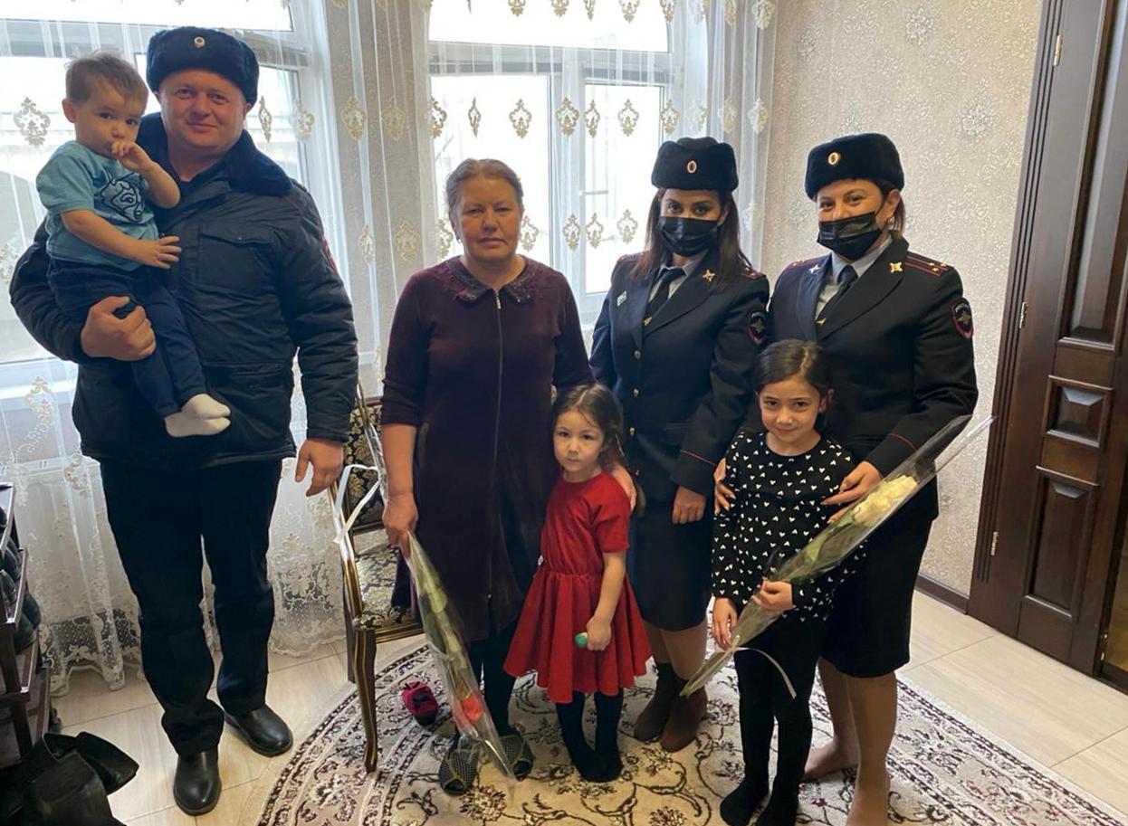 Полицейские поздравили вдов и матерей погибших коллег с праздником