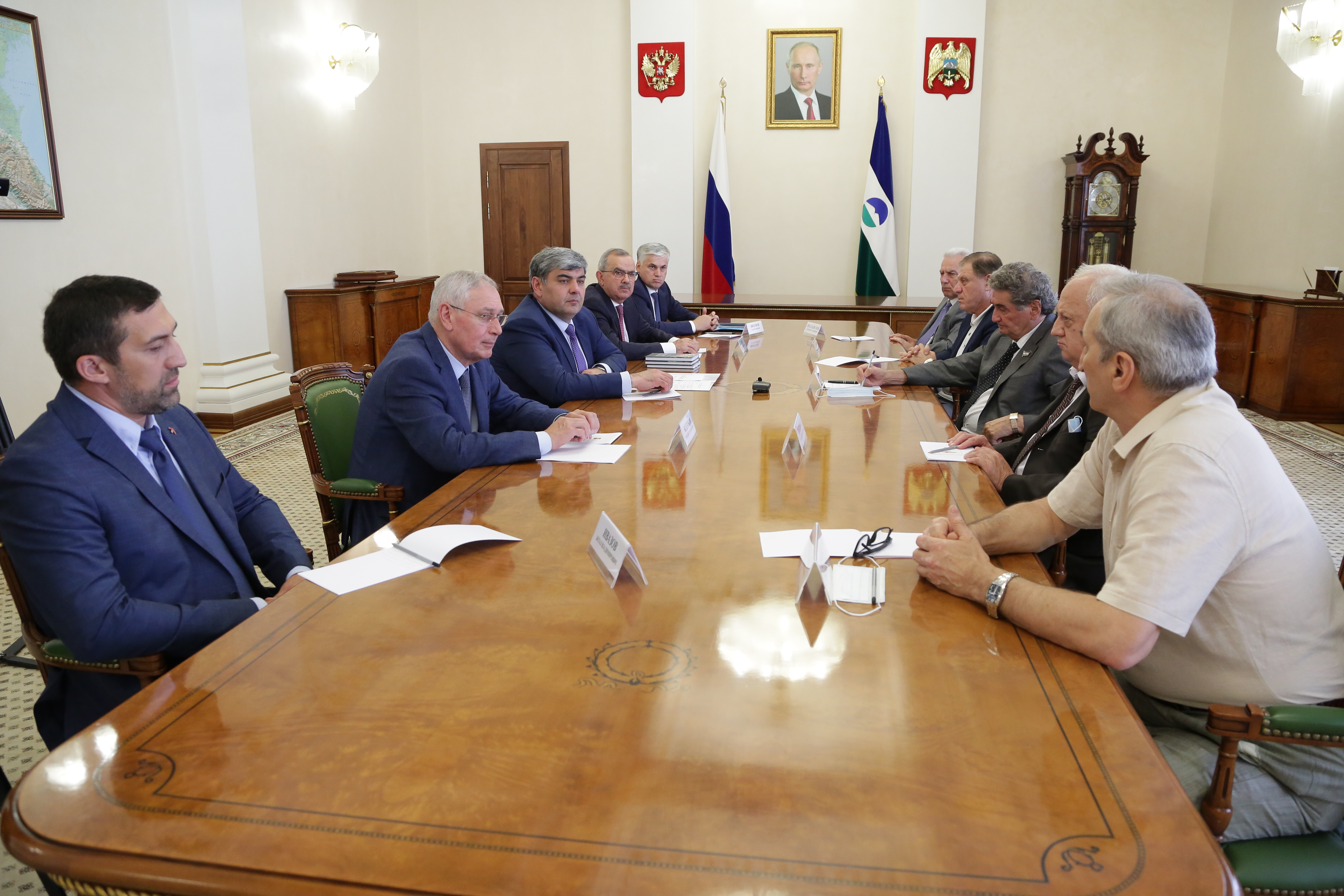Глава КБР Казбек Коков провел рабочую встречу с руководителями политических партий