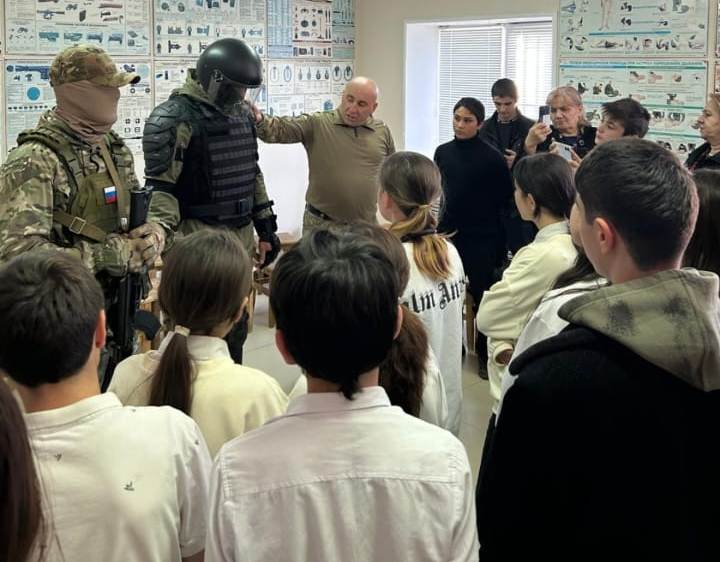 Один день со спецназом УФСИН провели учащиеся школы-интерната  