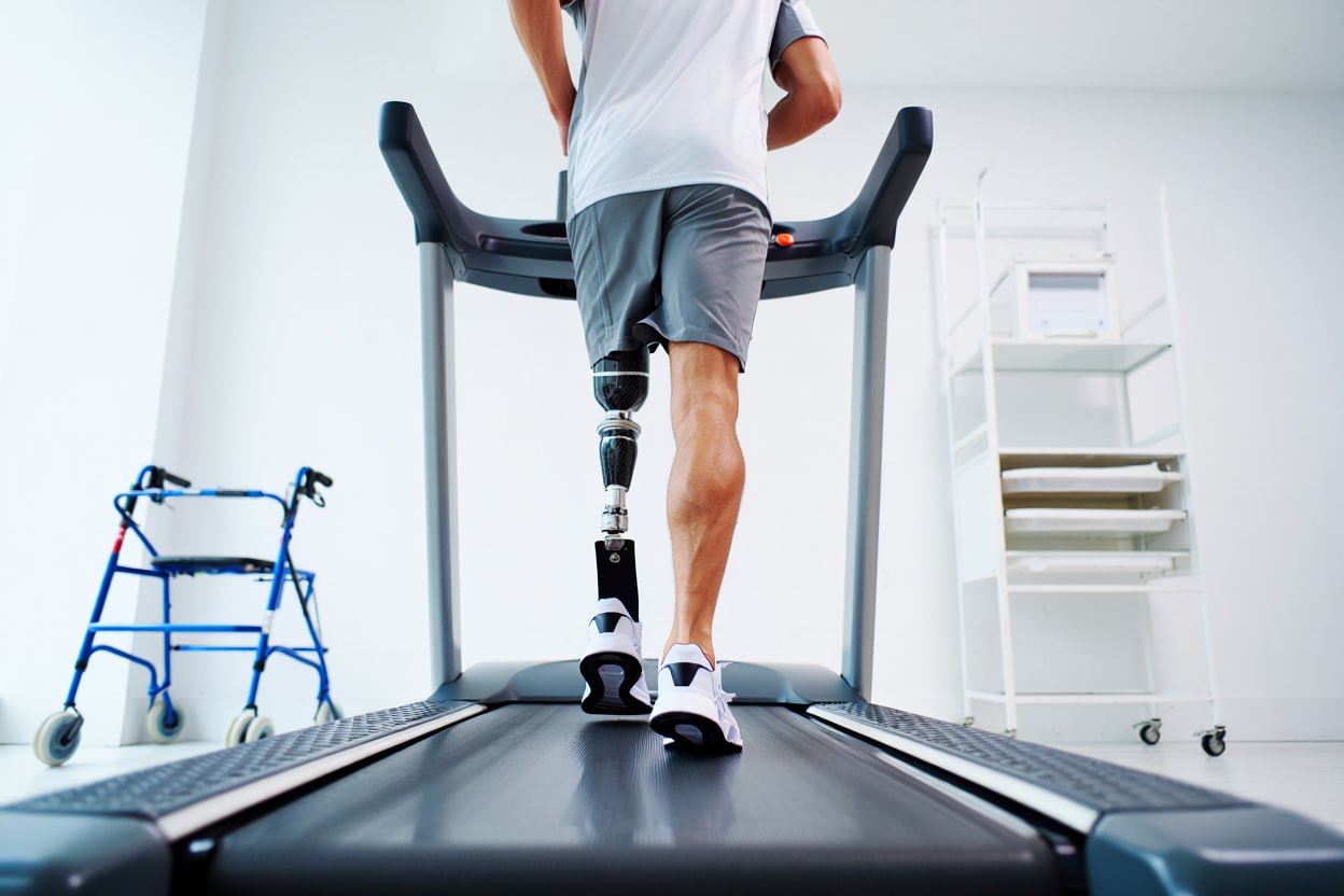 В фонде «Защитники Отечества» ветеранов СВО обеспечивают техническими средствами реабилитации