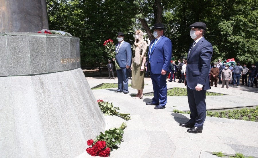 В 156-ю годовщину окончания Кавказской войны Казбек Коков возложил цветы к мемориалу «Древо Жизни»