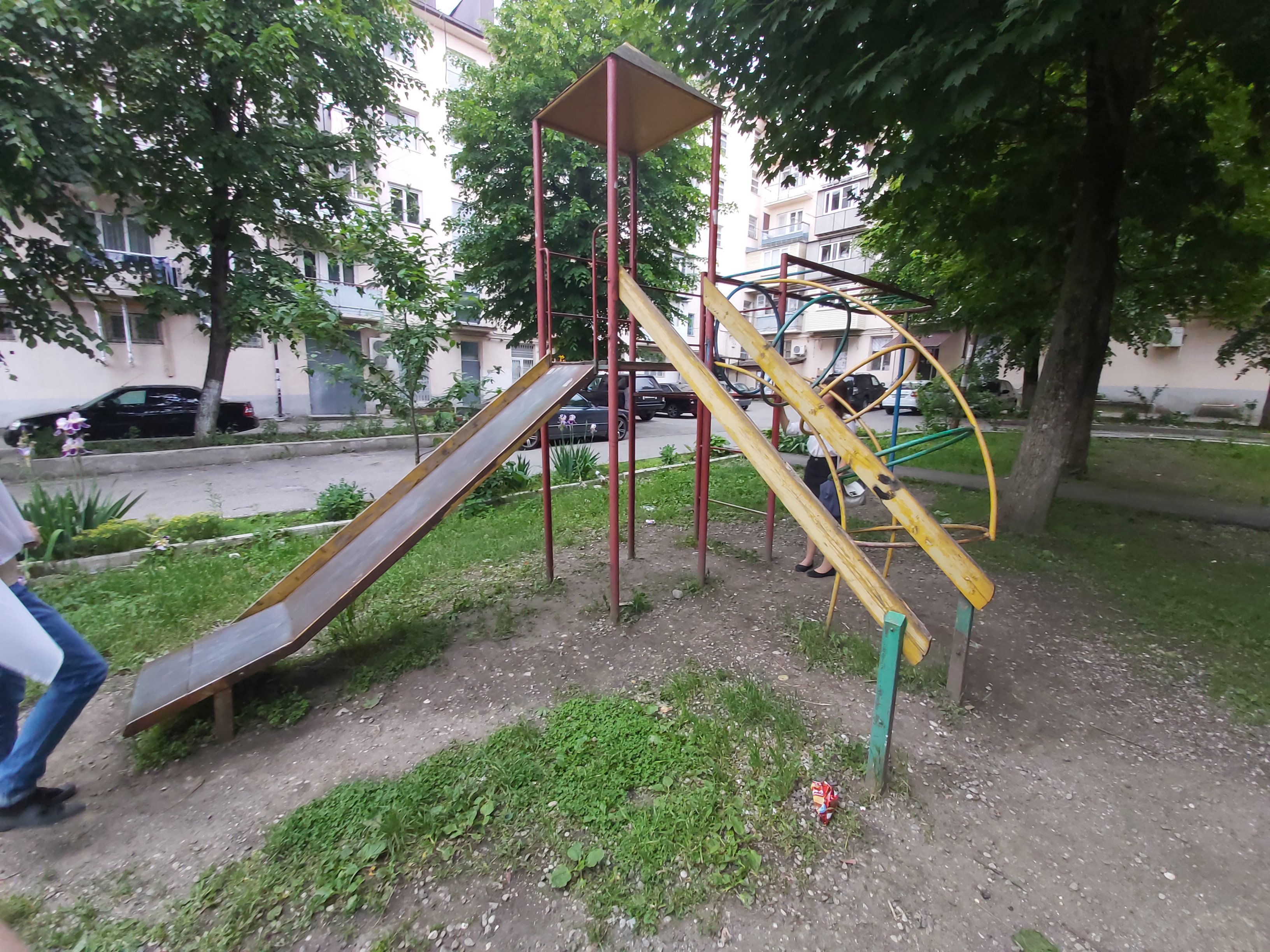 Активисты провели рейд по придомовым игровым комплексам