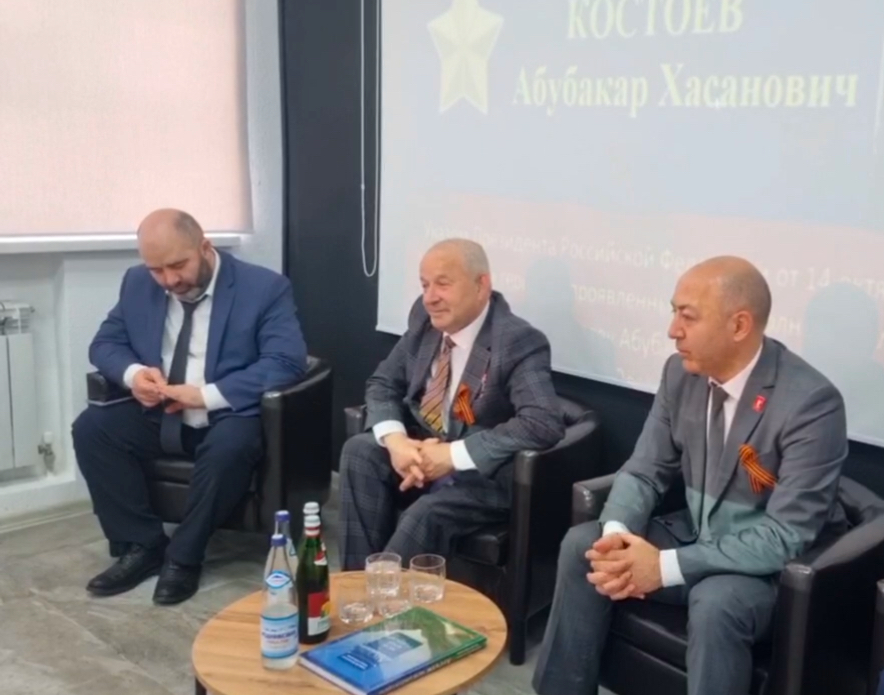 В молодежном центре Лескенского района прошёл Урок мужества и патриотизма «Равнение на подвиг» 