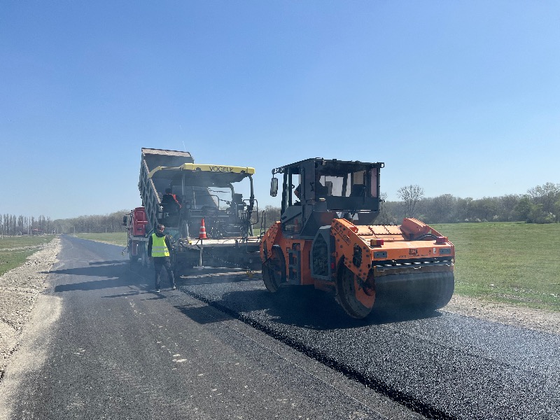 Продолжается ремонт автодороги в Ново-Ивановском
