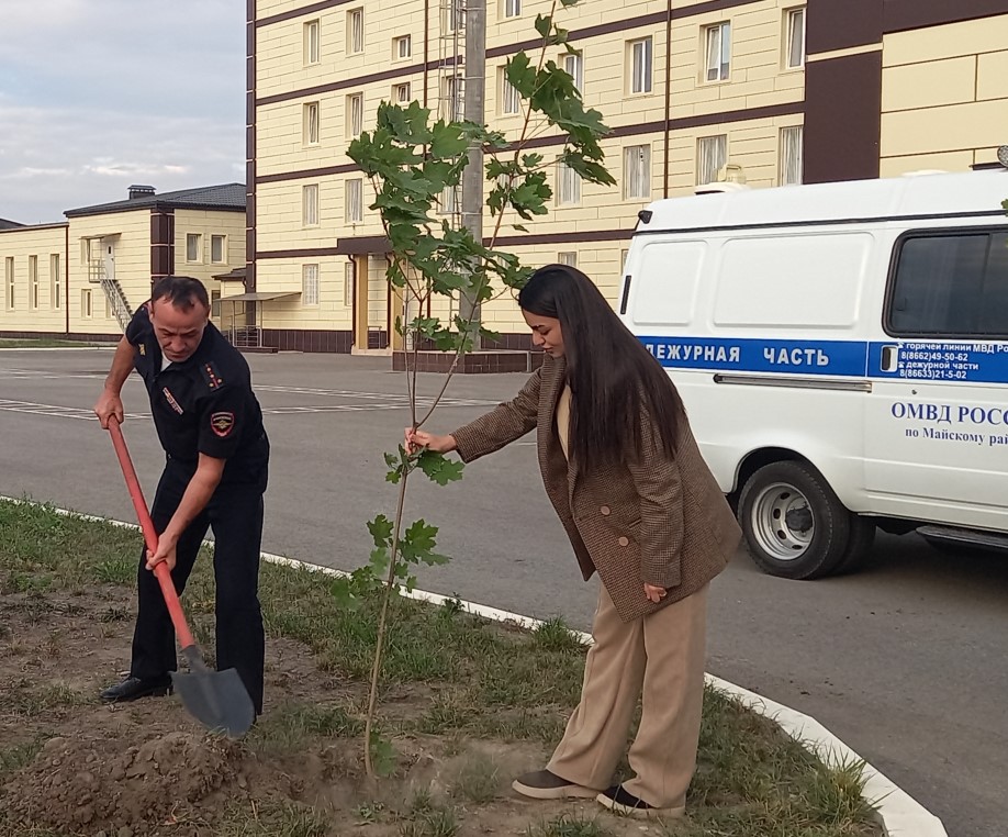 Сотрудники полиции Майского района принимают активное участие в озеленении республики