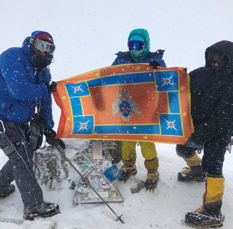 На Эльбрусе установили знамя горных спасателей МЧС России