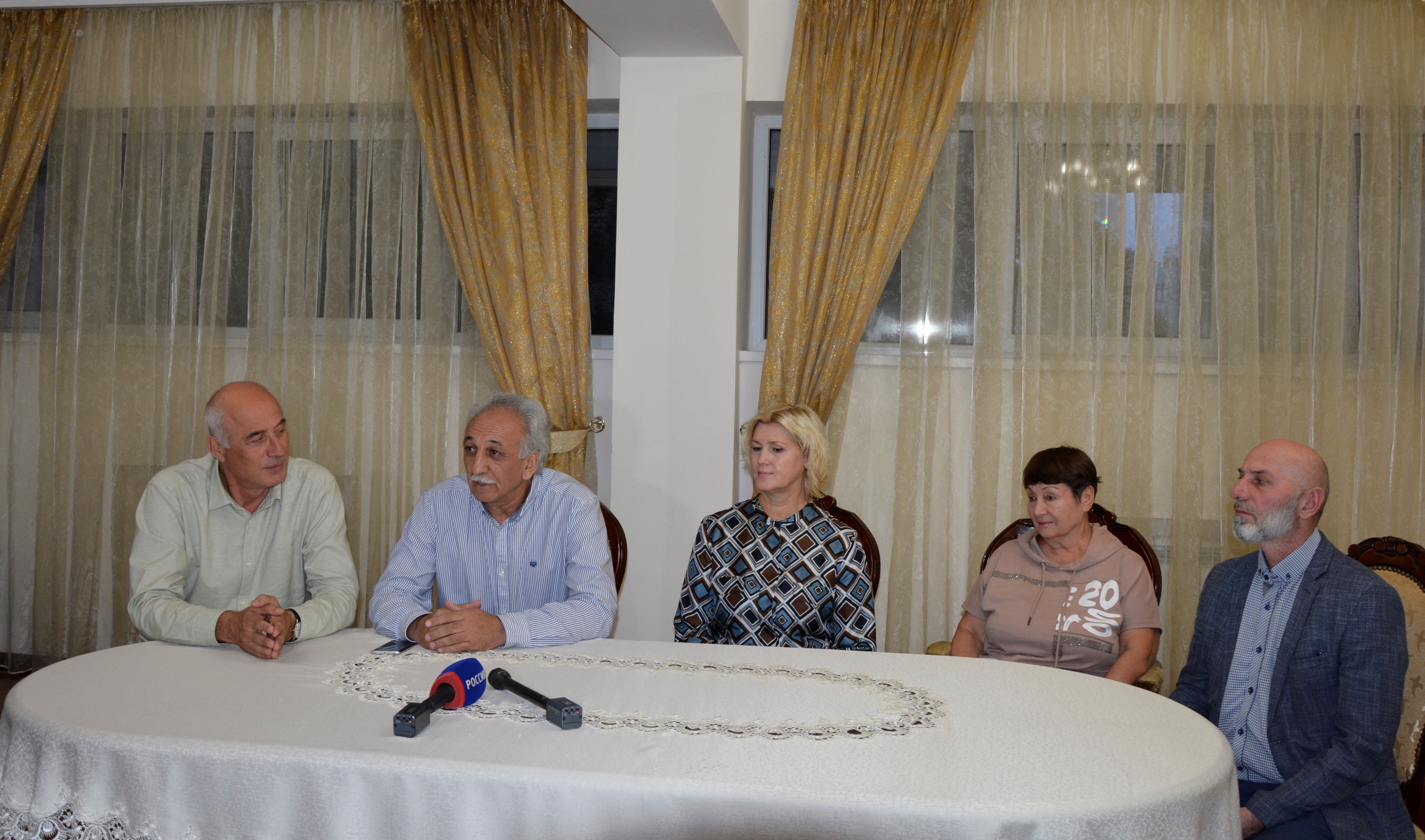 Артисты ансамбля танца Сибири и «Балкарии» дали пресс-конференцию