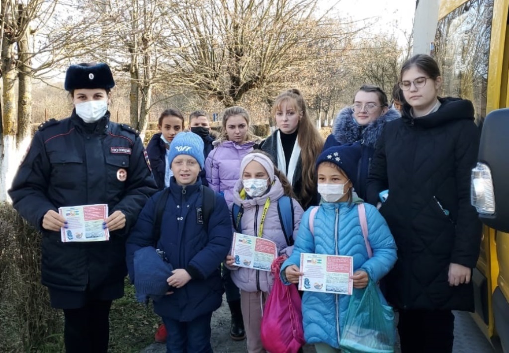 Полицейские Кабардино-Балкарии проверили безопасность перевозок детей школьными автобусами   