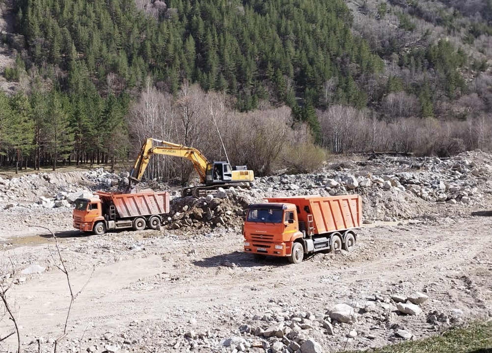 Продолжаются работы по расчистке русла реки Баксан