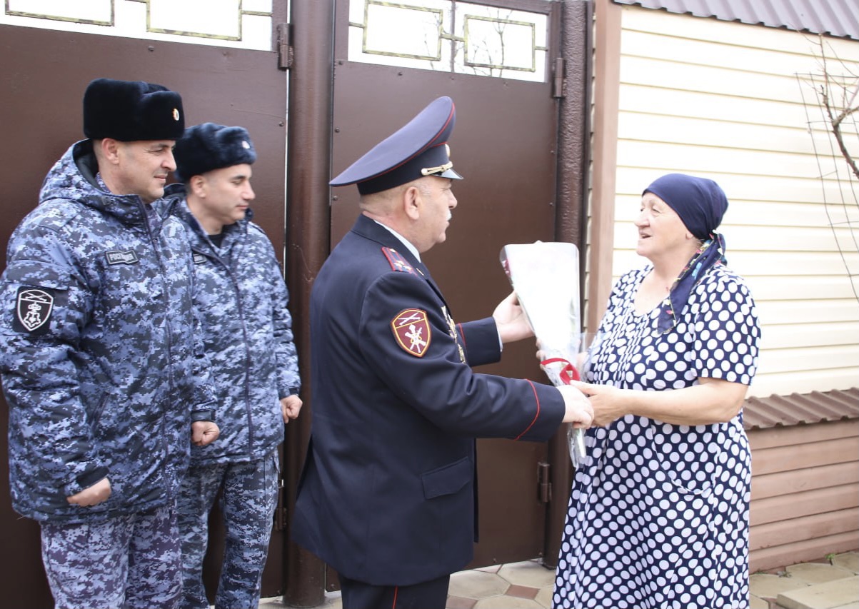 Росгвардейцы Кабардино-Балкарии поздравили матерей погибших сослуживцев с 8 марта