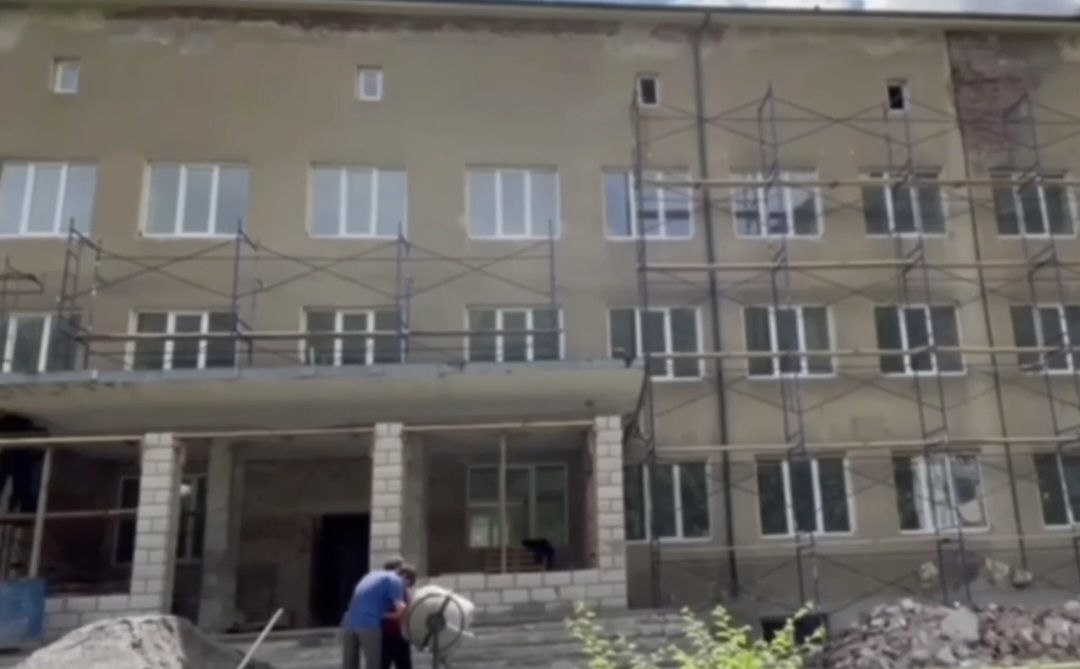 В Тырныаузе продолжается капитальный ремонт поликлиники