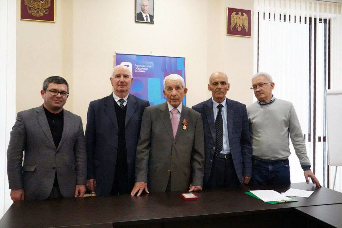 В КБГУ вручили медаль «80 лет Победы» ветерану ВОВ Абдулу Шарданову