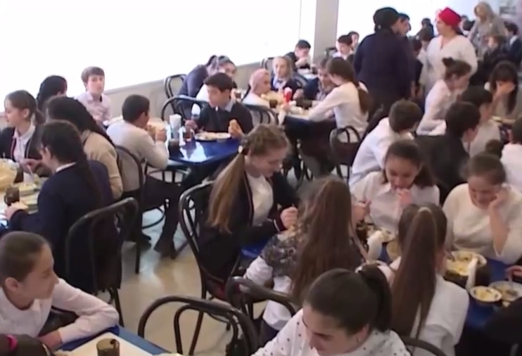 Около 50 тысяч школьников Кабардино-Балкарии обеспечены бесплатным горячим питанием  