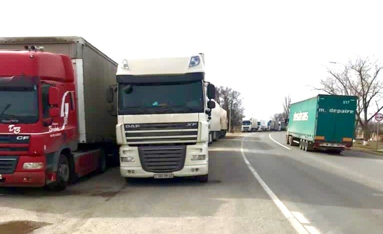 Казбек Коков поручил организовать помощь водителям, оказавшимся в пробке в связи с закрытием Военно-Грузинской дороги