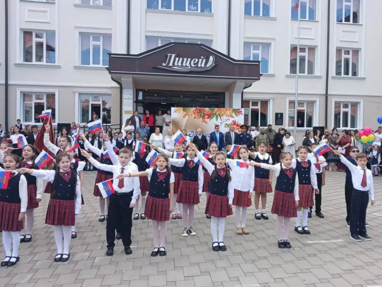 В Нарткале День знаний отметили торжественной линейкой в городском лицее