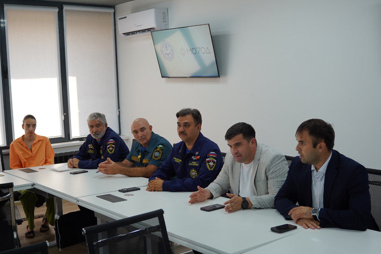 Встреча с героями-спасателями вдохновила молодежь