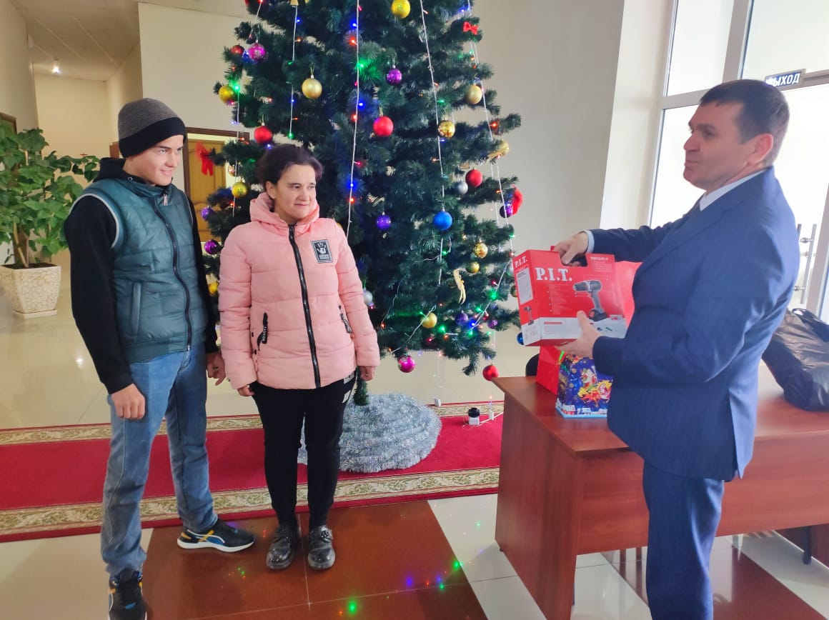 Руководство Баксанского района исполняет новогодние мечты детей республики