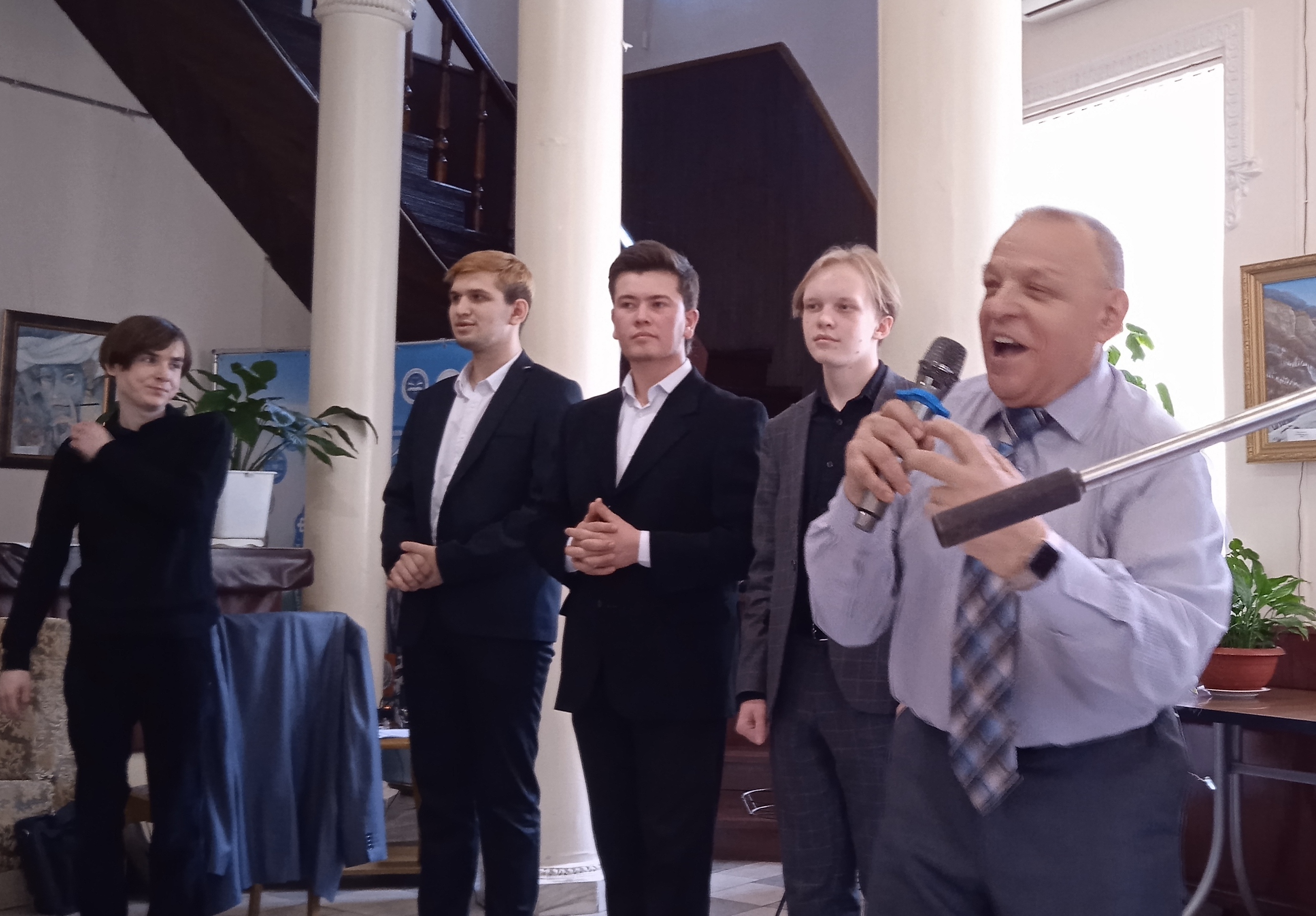 Дарите женщинам цветы, стихи и песни