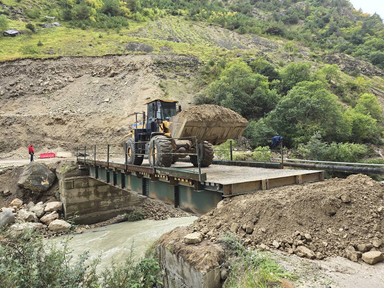 Автомобильное движение по временному мосту через реку Чегем открыто в полном объеме