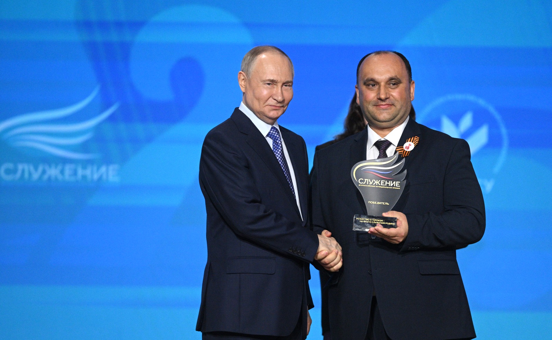 Владимир Путин в Наццентре «Россия» наградил победителя премии «Служение»