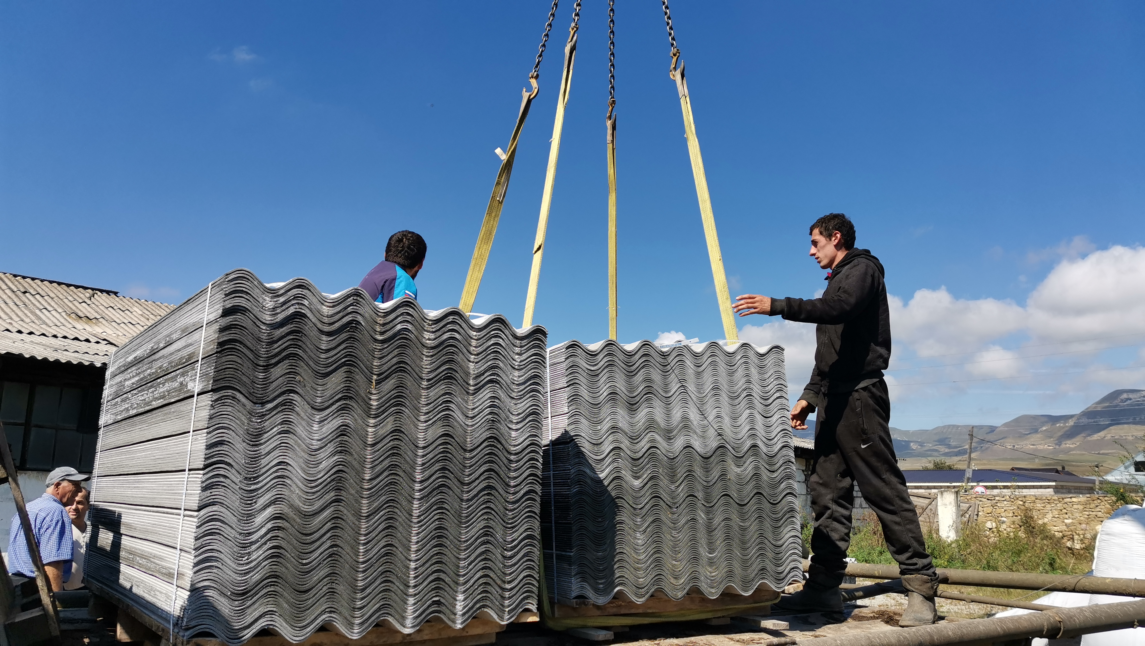 Жителям Зольского района выдают шифер