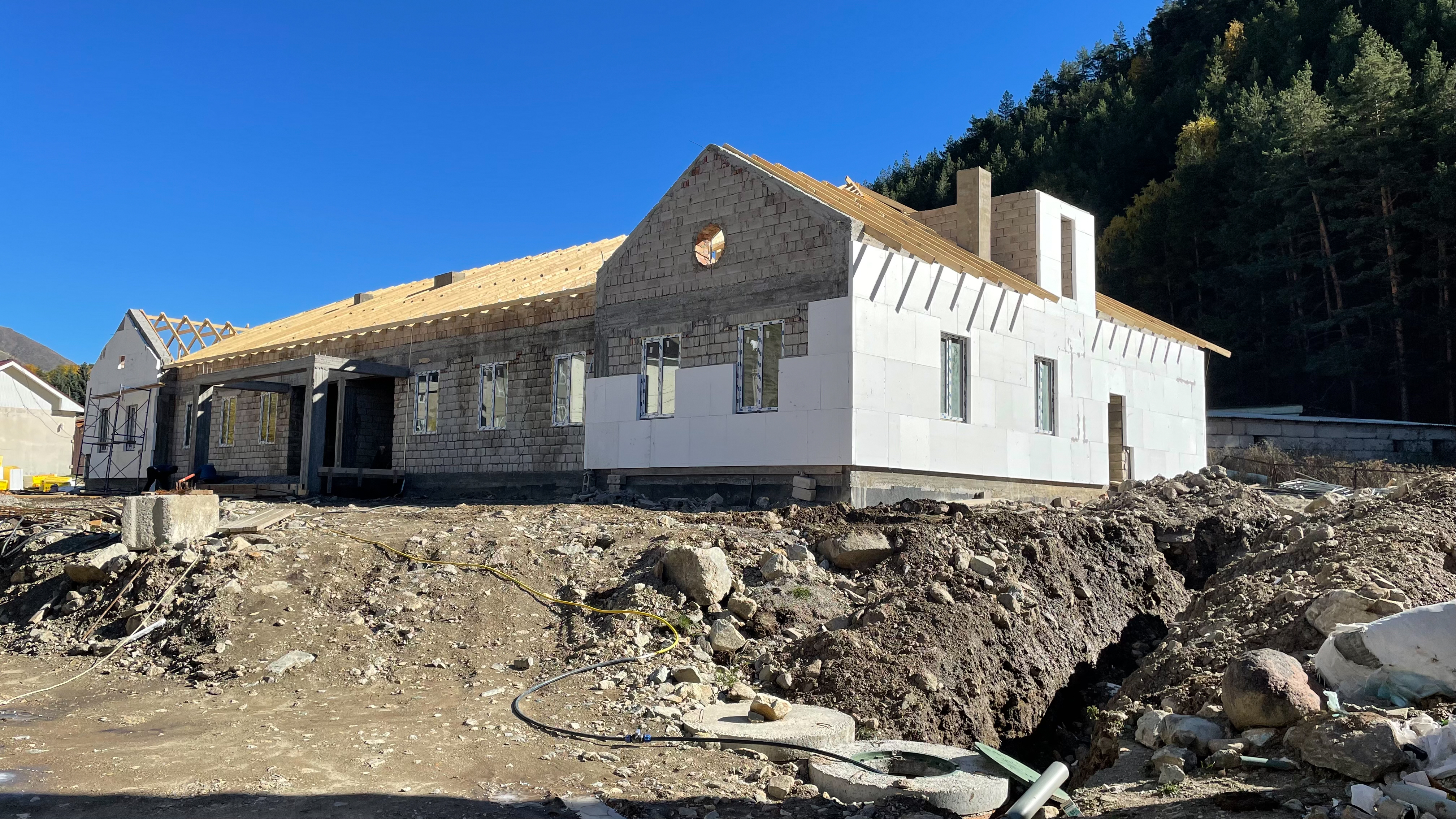 Рустам Калибатов в рамках рабочего визита в Эльбрусском районе оценил ход строительства новой участковой больницы в Эльбрусе