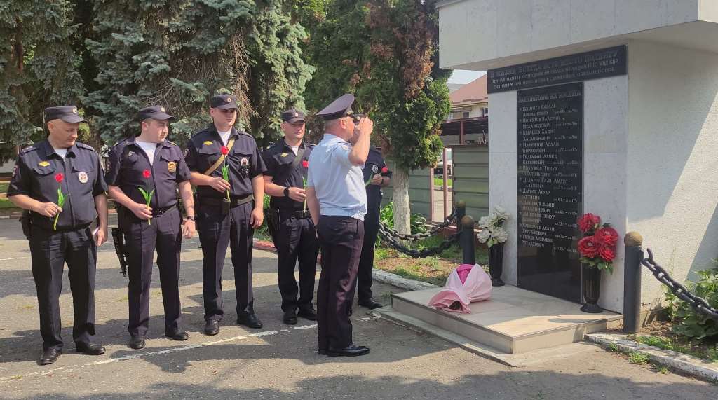 В День образования российской полиции сотрудники патрульно-постовой службы городского Управления почтили память погибших коллег