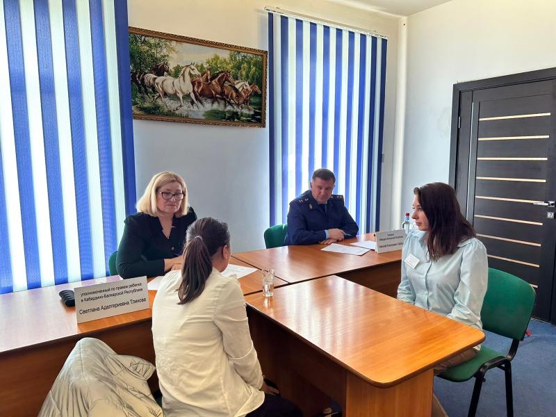 Прокурором КБР  проведен совместный с Уполномоченным по правам ребенка прием граждан