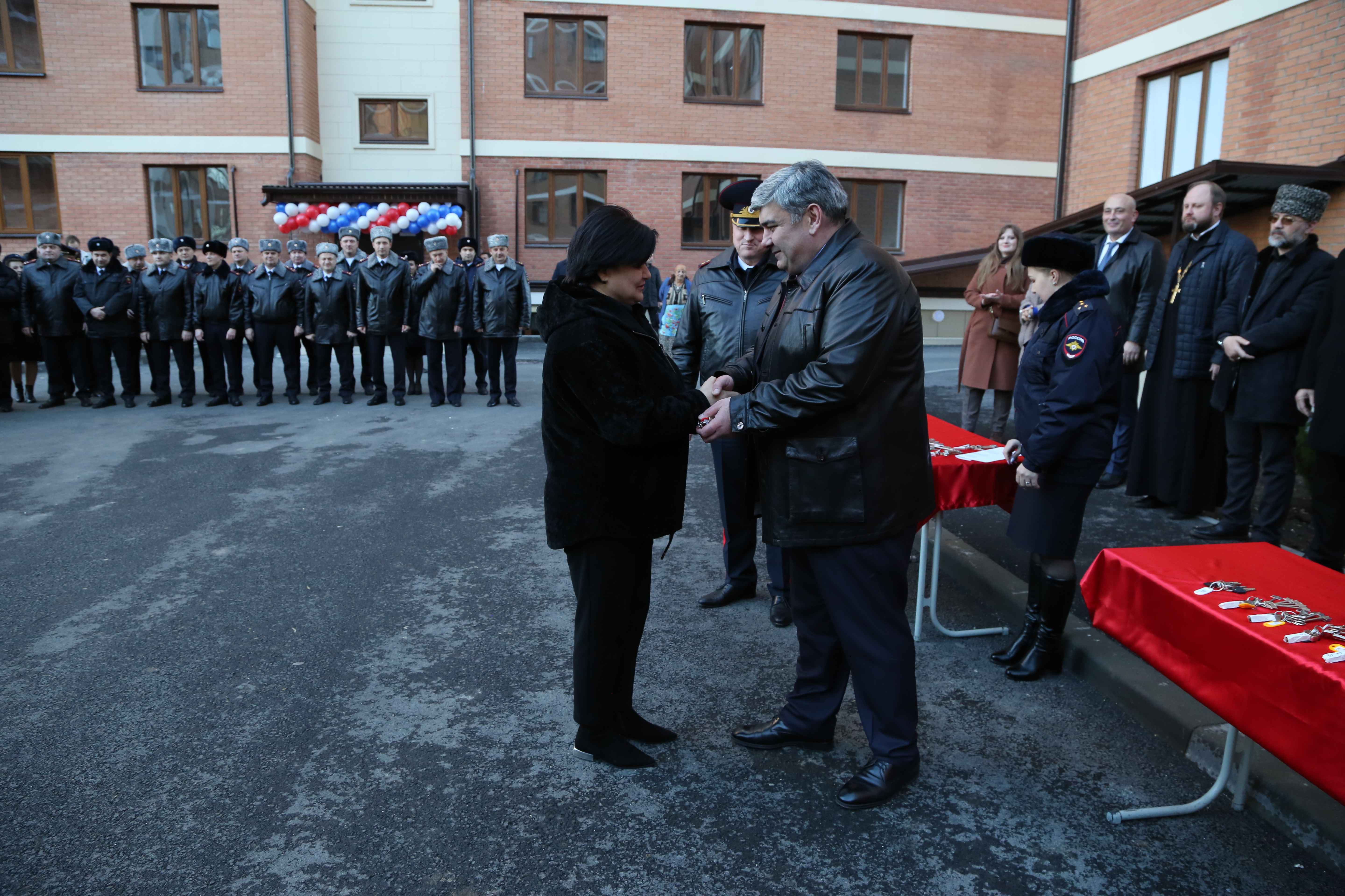 Сотрудникам полиции КБР вручили ключи от новых квартир | 30.12.2023 |  Новости Нальчика - БезФормата