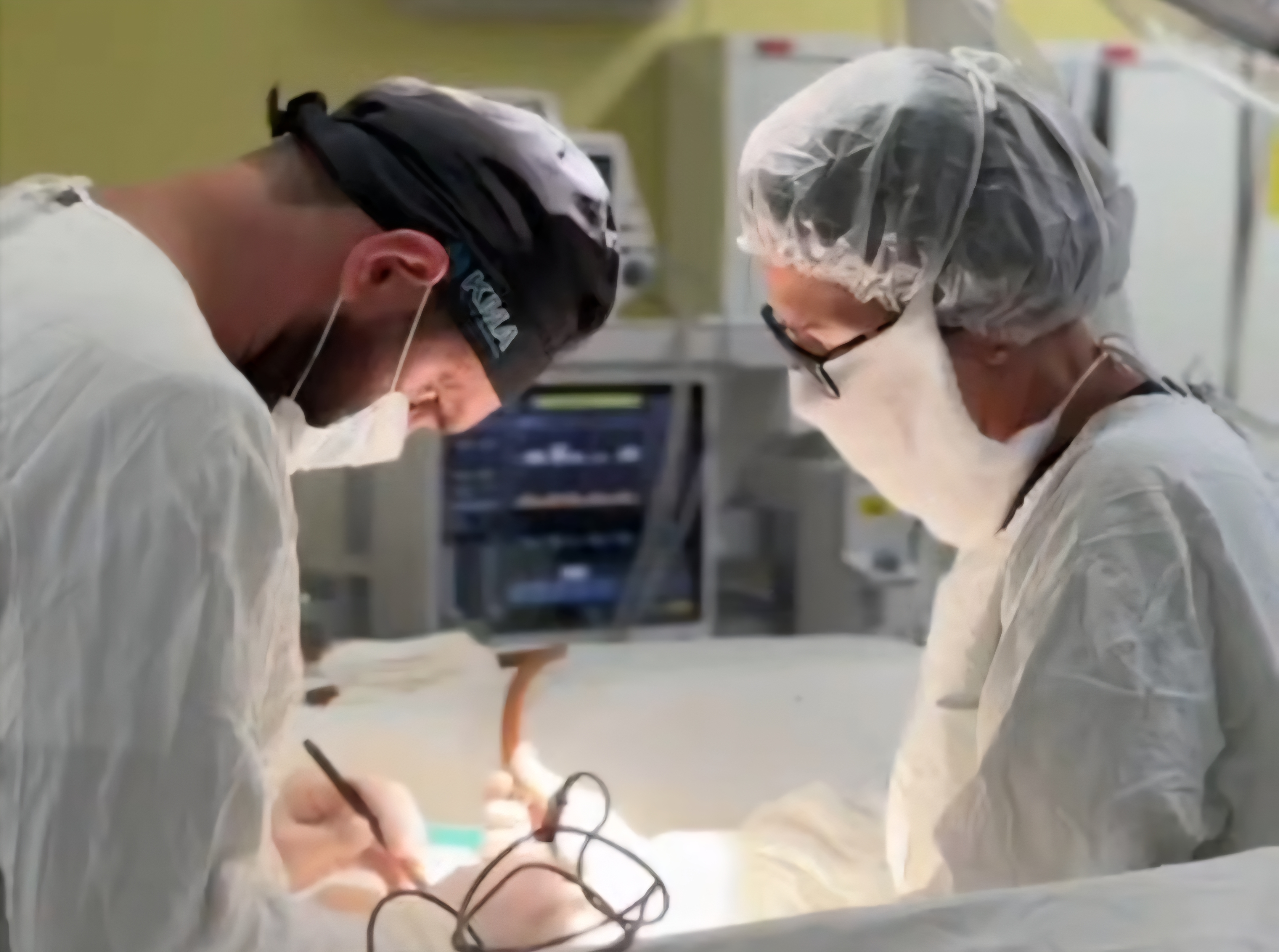 Врачи РКБ провели уникальную операцию на спинном мозге с использованием экзомикроскопа