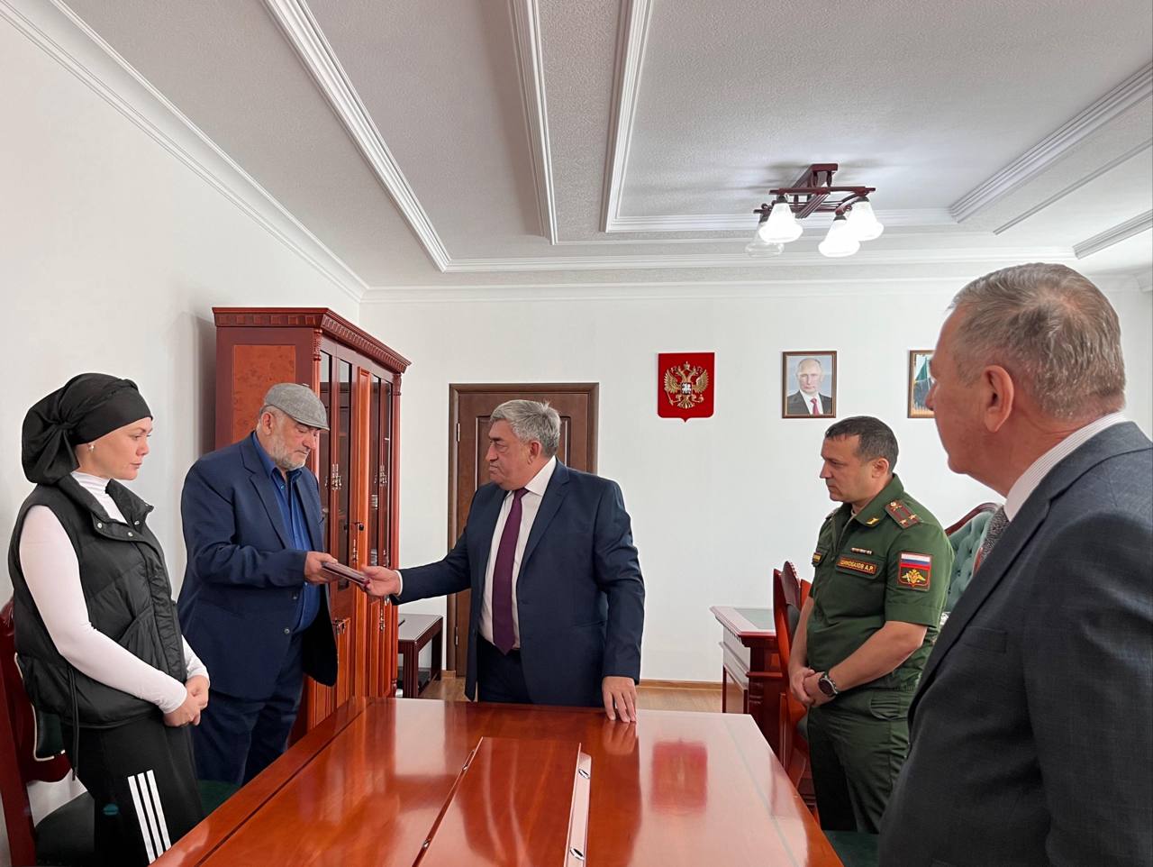 Родным Астемира Хашкулова передали орден Мужества