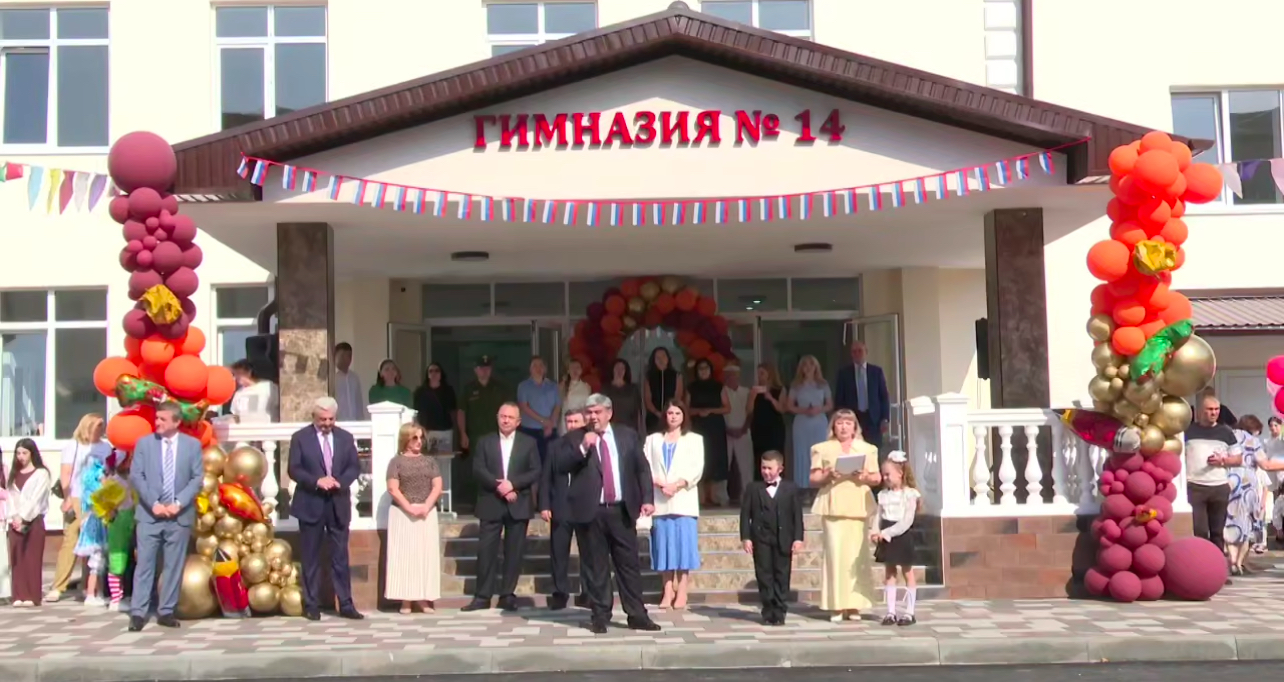 Казбек Коков посетил торжественную линейку в гимназии №14
