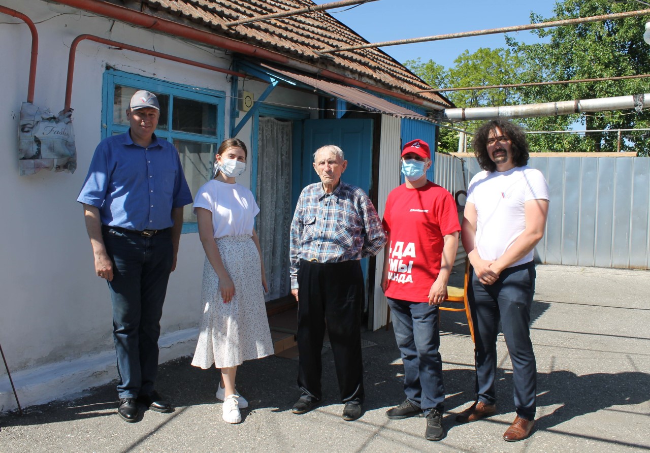 В КБР общественники поздравили 102-летнего ветерана ВОВ с Великой Победой