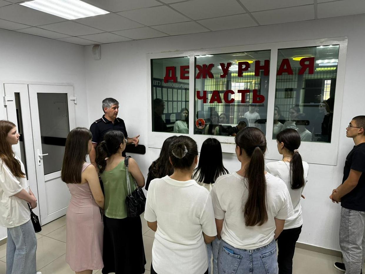 Активисты районного звена «Движение первых» побывали в Отделе МВД России «Лескенский»