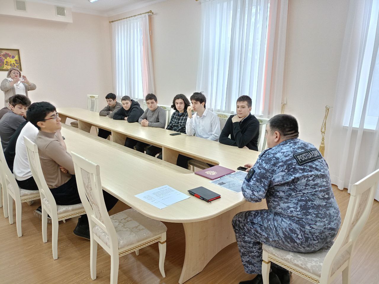 Росгвардеец встретился со школьниками Нальчика