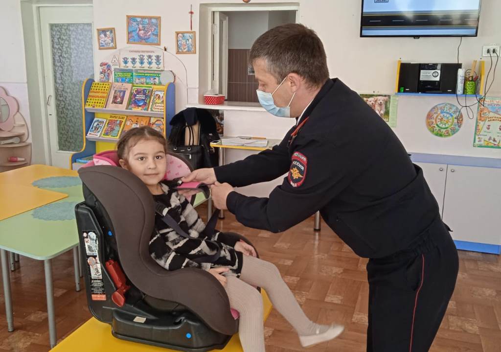 Полицейские Кабардино-Балкарии организовали для дошкольников мини-кинотеатры 