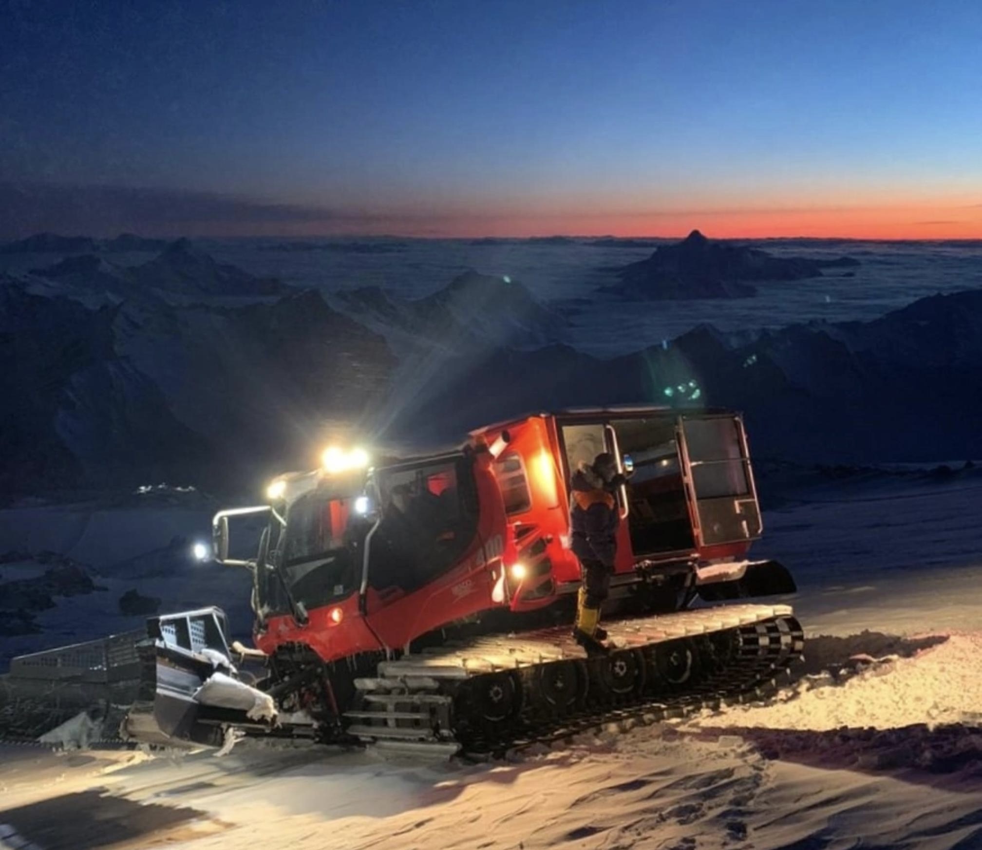 Спасатели МЧС эвакуировали заблудившуюся пару с Эльбруса