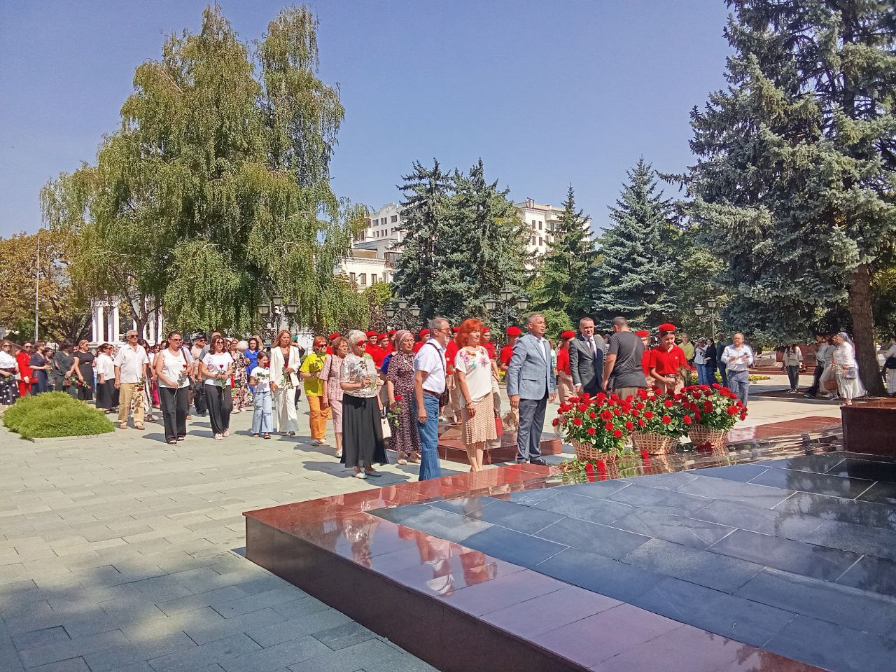 В Нальчике прошло возложение цветов к Вечному огню