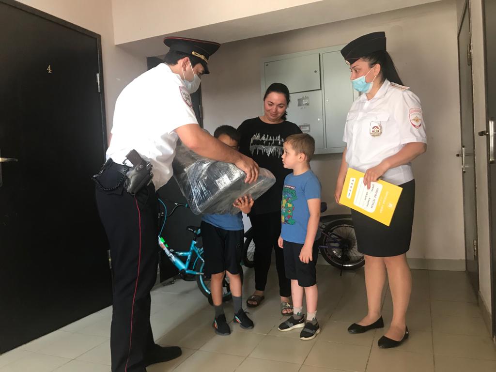 В КБР полицейские помогли многодетным семьям обзавестись автокреслами