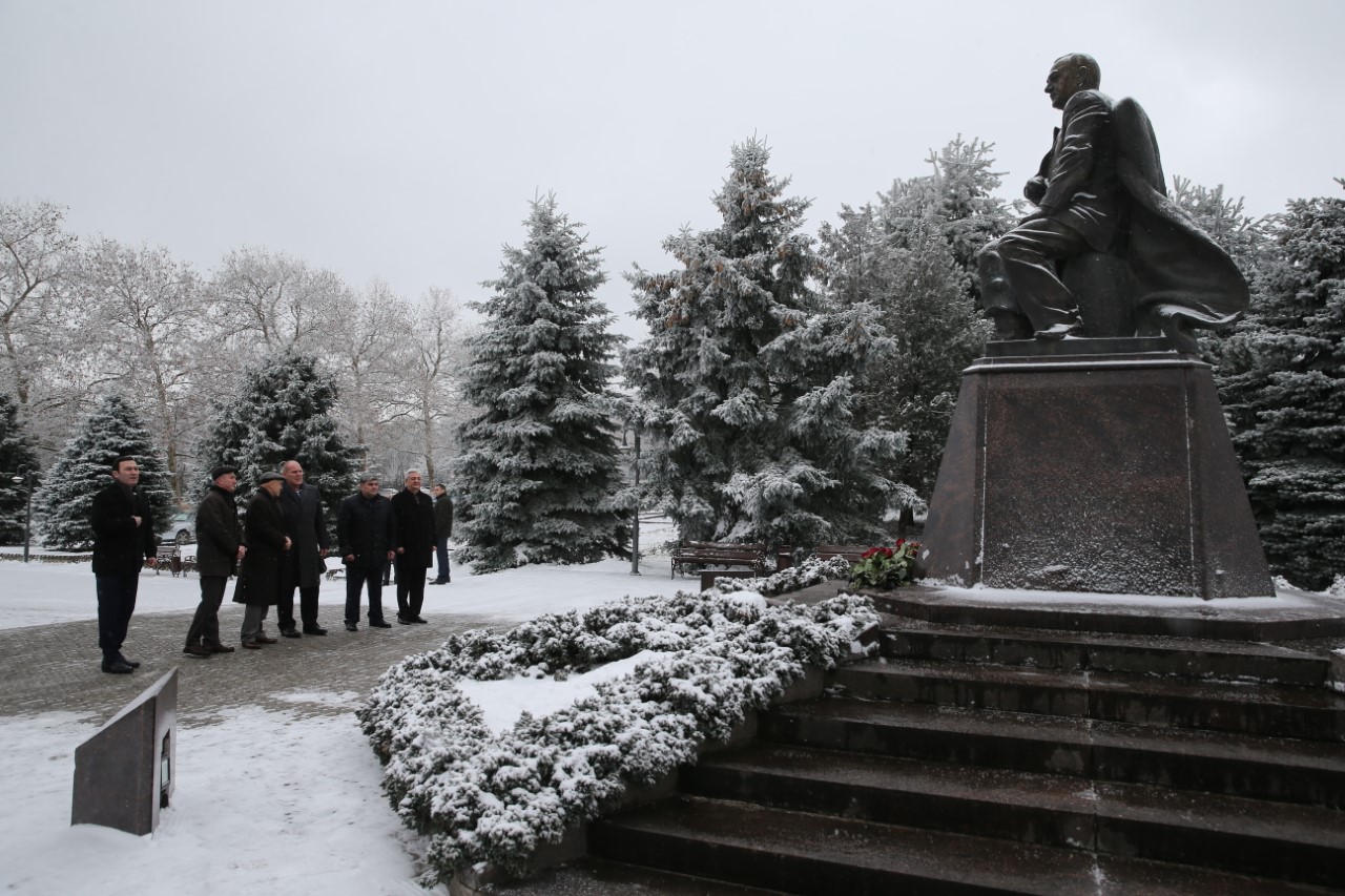 Александр Карелин и Михаил Мамиашвили возложили цветы  к памятнику Валерия Кокова
