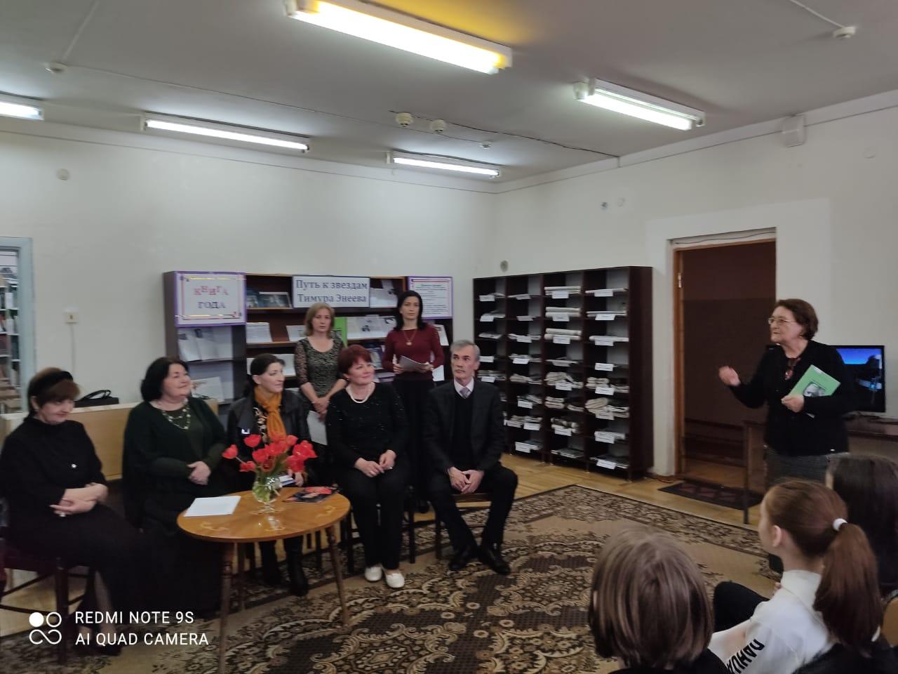 В ГНБ КБР писательница встретилась со школьниками