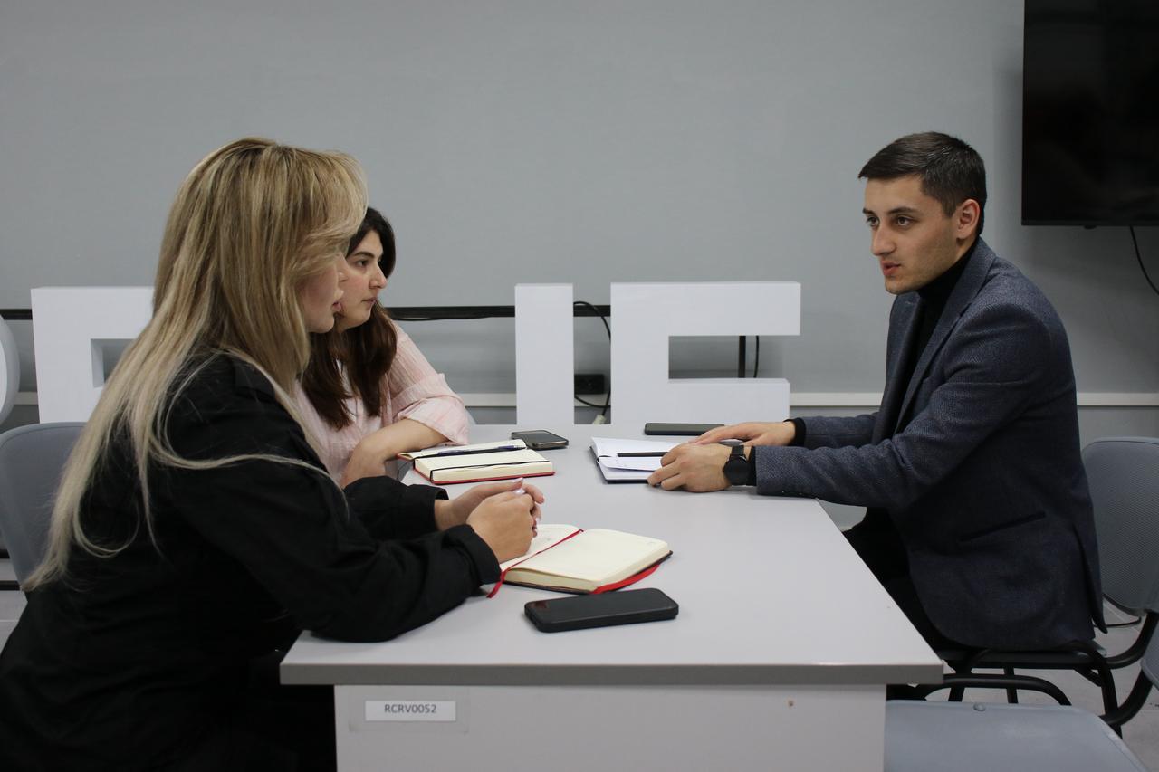 «Движение Первых» организовало круглый стол по вопросам патриотического воспитания подрастающего поколения 