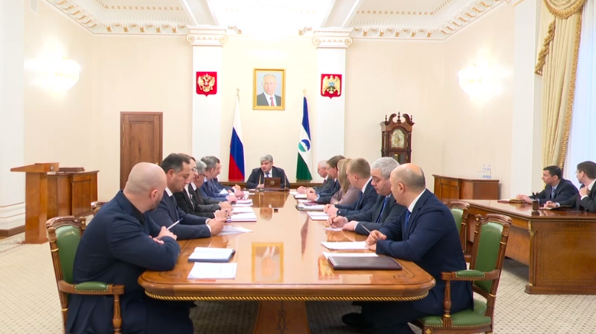 Глава КБР провел еженедельный «муниципальный час» 