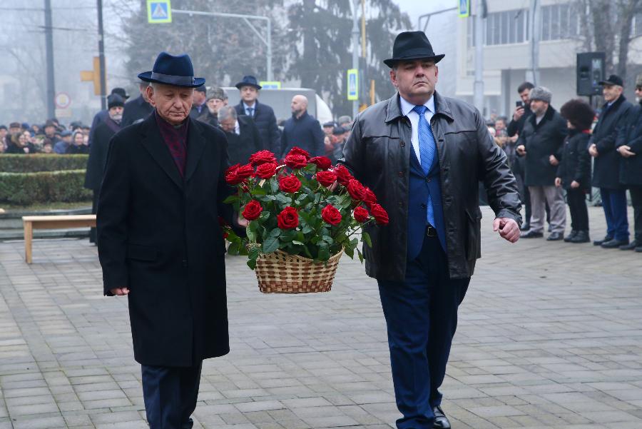 У мемориала в Долинске прошли памятные мероприятия