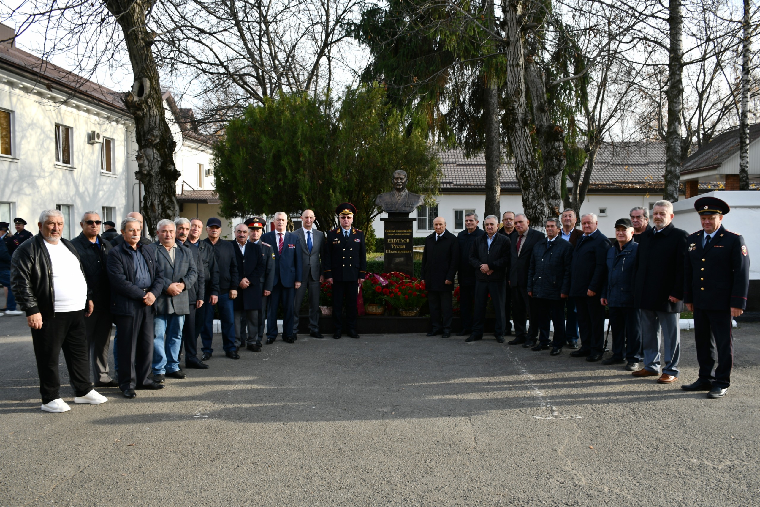 В Нальчике прошла церемонии открытия бюста генерал-майора милиции Руслана Ешугаова